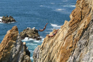 Acapulco Shore Excursion: Cliff Divers at Night