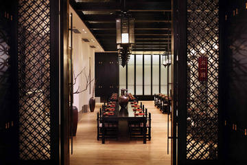Xian VIP Tour of Terracotta Warriors with Expert Introduction and Ancient City Walls with Lunch at Qin Theme Restaurant