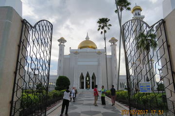Brunei Capital City Half Day Exploration with Exclusive Water Village Tour