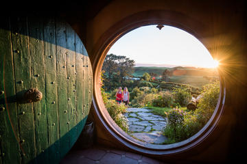 Private Charter: Hobbiton Movie Set Tour and Waitomo Glowworm Caves Combo