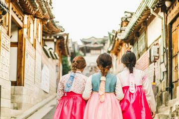 24-Hour Hanbok (Traditional Korean Dress) Rental in Seoul
