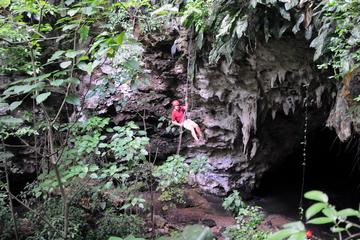 3-Hour San Juan Adventure: Cave Rappel and Zipline Safari with Lunch