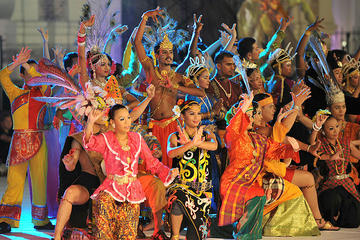 7 Hours Putrajaya and KL Chinatown and Malaysia Cultural Show with Buffet Dinner for Malaysia Combo Day Trip