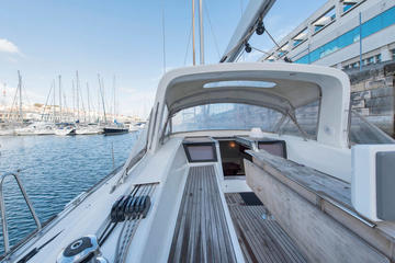 2 hours sailing yacht tour on Tagus River