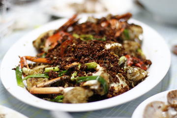 Seafood Dining Experience on a Sampan Boat in Hong Kong