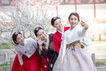 Gyeongbokgung Palace Hanbok Rental Experience in Seoul