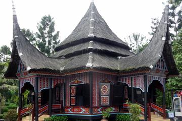 Jakarta in One Day with Cable Car Ride and Batik Shop
