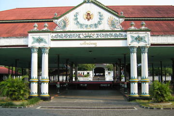 Private Tour: Full Day tour of Sultan Palace, Water Castle, Depok Beach Including Parangtritis Sunset