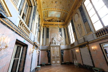 An Evening at Versailles: Small Group Tour After the Crowds with Gardens or Fountains Show