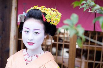 Small-Group Tea House Experience with a Maiko in Kyoto