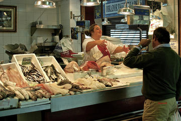 Triana Market Guided Tour with Local Produce Tasting in Seville