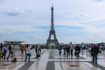 1,5-hour Skip-the-Line Small-Group Eiffel Tower Tour with Summit View