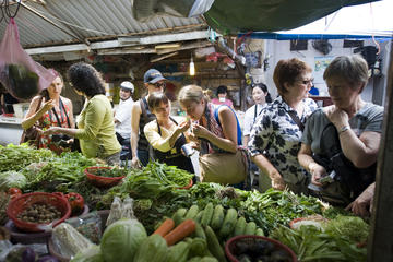 Half-Day Hanoi Chau Long Market Tour with Lunch