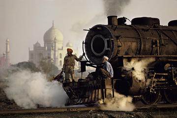 Day Trip to Taj Mahal from Delhi with Meals by High-Speed Train