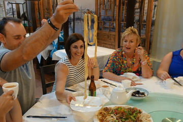 Perth Walking Tour: Taste of Asia Adventure