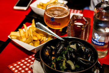 Eten-en-bierwandeling met mosselen en chocolade in Brussel