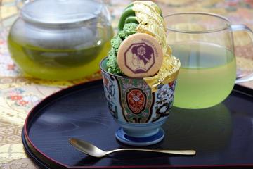 Eat Golden Ice Creaem Served by a Maiko