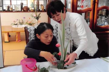 Watch the Flower Auction and Experience Ikebana using Japanese Flowers