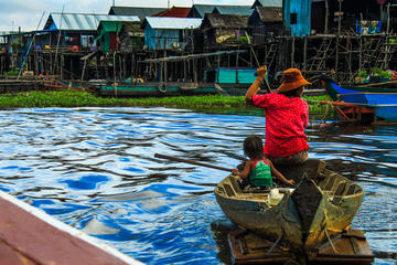 Private Tonlesap lake, Monk Blessing & Phare Circus show with Dinner