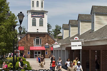 Woodbury Common Premium Outlets Shopping Tour with Japanese Guide
