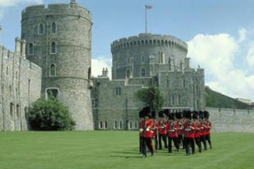 Windsor, Bath and Stonehenge Day Trip with Japanese Assistant