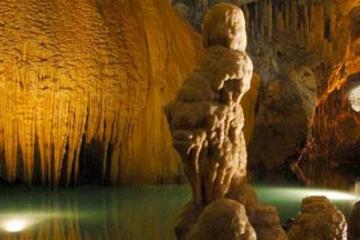Beirut Super Saver: Beirut Historical Walking Tour plus Day Trip to Byblos, Jeita Grotto and Harissa
