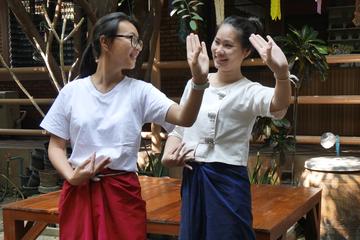 Private 1-Hour Thai Traditional Dance Class in Chiang Mai Downtown