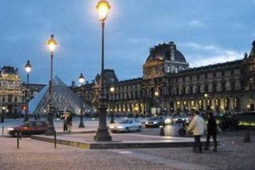 Paris Louvre Museum Guided Tour with Japanese Guide