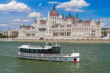 Coffee with cake and Tokaji wine - cruise on Gastroboat Pannonia