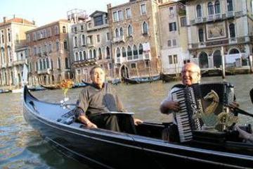 Venice Gondola Ride and Serenade with Japanese Guide