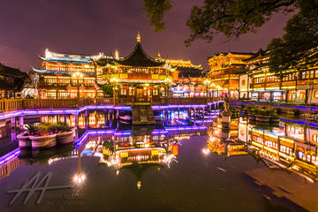 Private Shanghai Lilongs & Old City Night Walking Tour