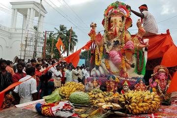Private Full-Day Tour of the Ganesh Chaturthi Festival in Mumbai