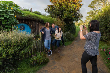 Hobbiton & Waitomo Caves Small Group Tour in Auckland
