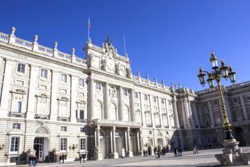 Skip-the-line Royal Palace and City Highlights Bus Tour with authentic Tapas
