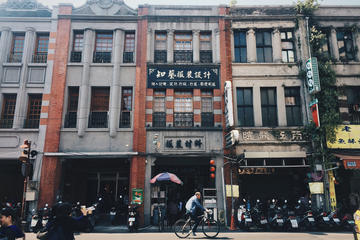 Half-Day Walking Tour of Taipei's old district Dadaocheng
