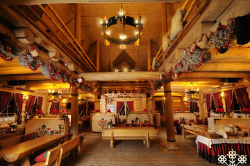 Cottage Style Evening with Folk Show and Traditional Feast from Krakow