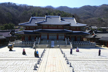 Korean Cultural Combo: Yongin MBC Dramia TV Set Tour and Korean Folk Village from Seoul