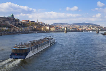 Budapest Super Saver: Jewish Heritage Walking Tour plus Danube River Lunch Cruise