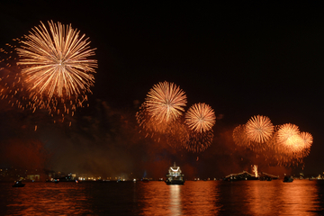 Cruzeiro turístico, show e jantar de véspera de Ano Novo em Bósforo...