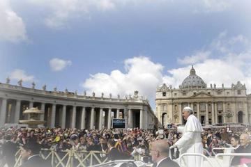 Skip the Line: Papal Blessing, Vatican Museums, and St. Peter's Basilica Tour with Lunch