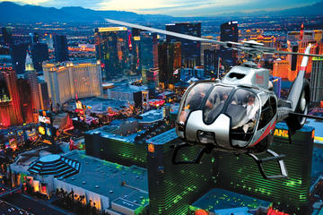 Voo noturno por Las Vegas Strip de helicóptero com transporte