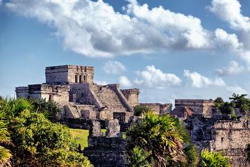 Private Combo Tour: Early Access to Tulum with an Archaeologist and Xel-Há or Xcaret from Tulum
