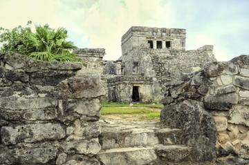 Private Tour: Early Access to Tulum with an Archaeologist and Xel-Há or Xcaret from Playa del Carmen