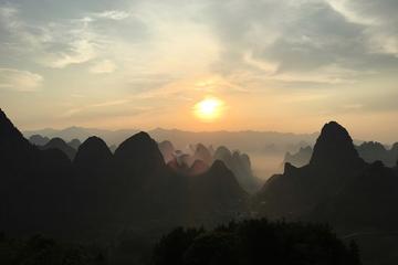 Private half-day tour of Xiang gong hill Sunrise and Fu li bridge in Yangshuuo