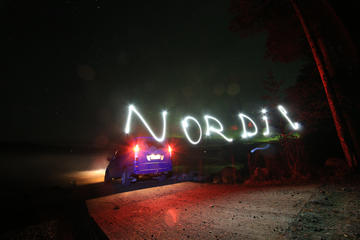 Individual search for the Northern Lights on a private lake in a 4x4 Vehicle