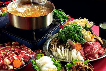 Hot Pot Dinner Social Experience for 2 Including One-Way Transfer in Chengdu