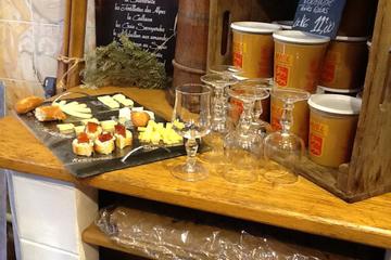 Marais Walking Tour with Cheese and Wine Tasting in Paris