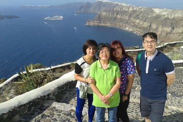 Santorini Shore Excursion: Private Tour with Photo Stops on the Fira to Oia Hiking Trail