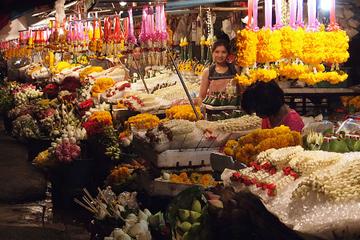 Chiang Mai by Night: Private Tour including Buddhist Chant, Thai Dinner and Night Market