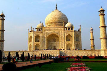 A leisure Trip To Taj Mahal From Delhi